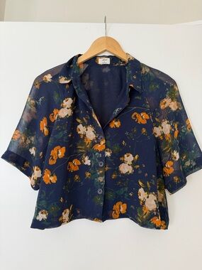 Aritzia Navy Floral Short-Sleeve Button Down Shirt Size Medium Wilfred